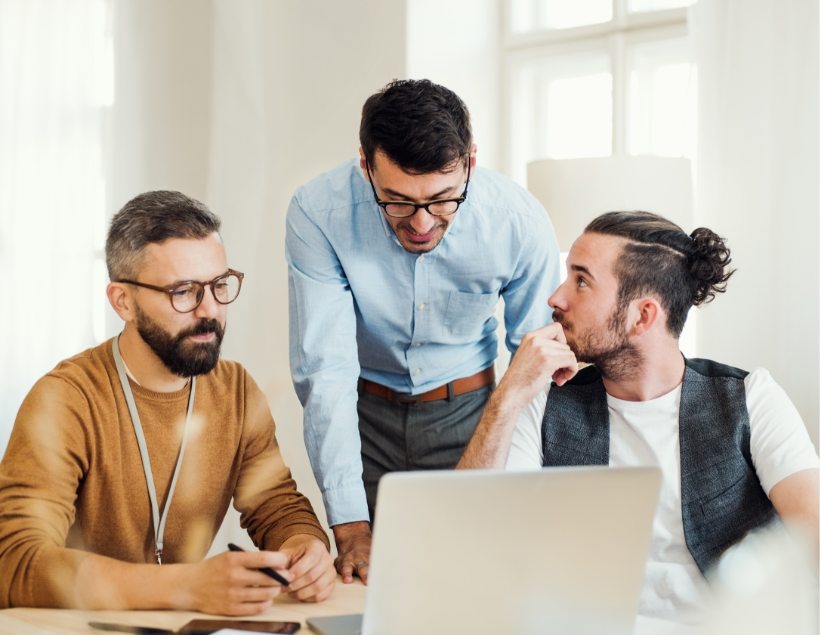 group-of-young-businesspeople-with-laptop-working-8SHTZUN (1)